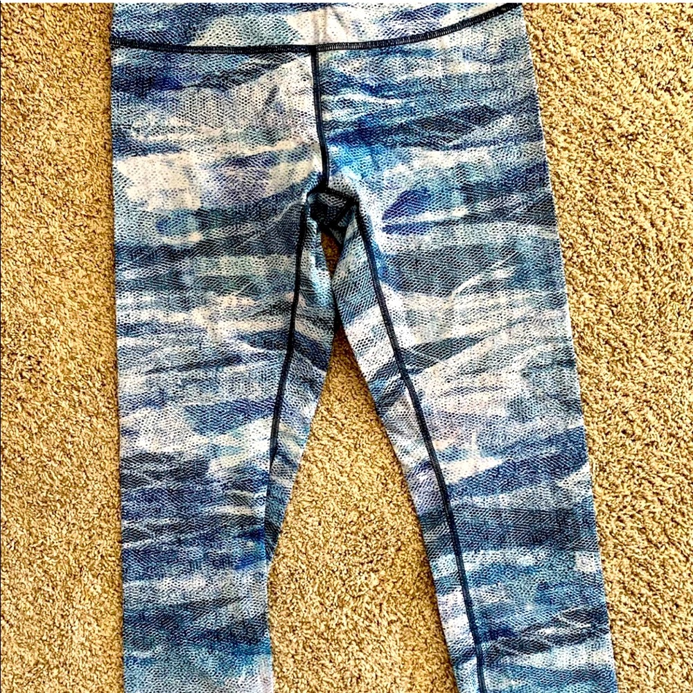 Size 8 Blue bubble type print 7/8 style lululemon leggings